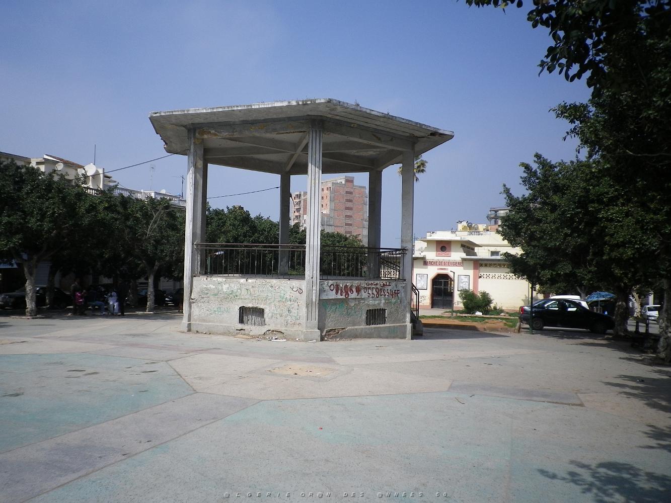 2085 la place de saint-eugene avec son kiosque.JPG